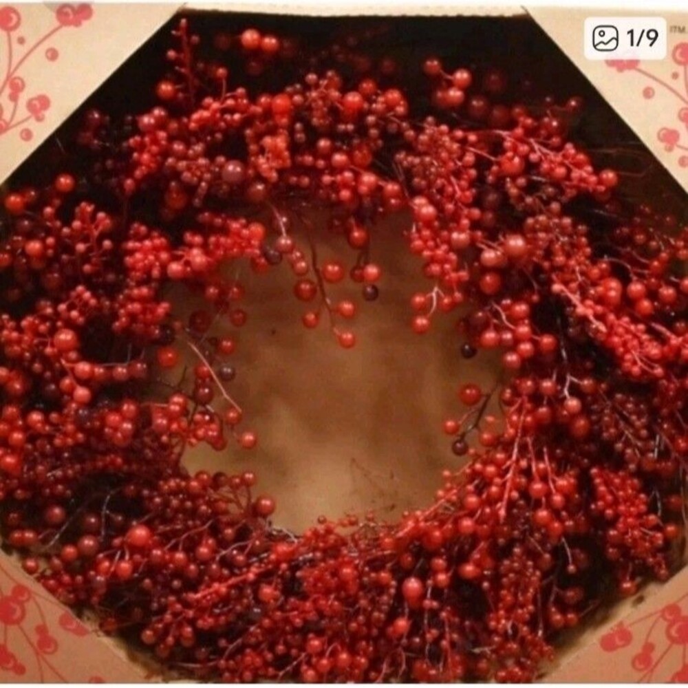 Holiday 28" Artificial Red Berry Wreath brand spanking new